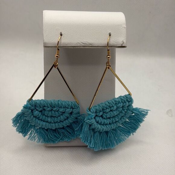 NWOT Macramé and gold triangle fishhook earrings - Picture 1 of 3